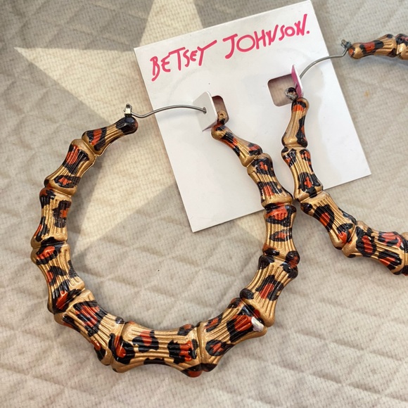 BETSEY JOHNSON Large Gold-Tone Leopard Animal-Print Bamboo Hoop Earrings 2-1/2" - Picture 4 of 6